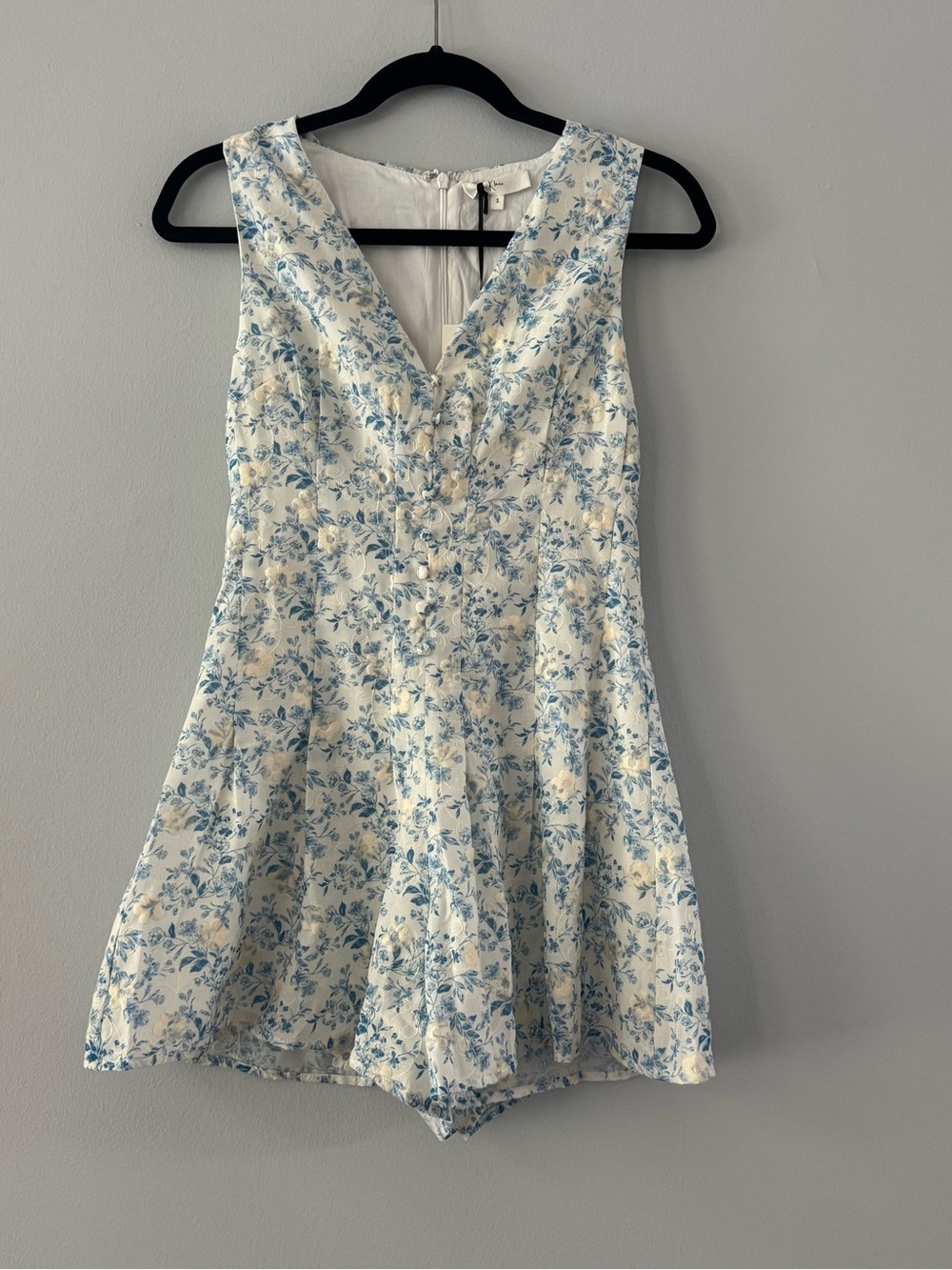BNWT Klesis Sleeveless V-Neck Floral Romper in Cream and Light Blue